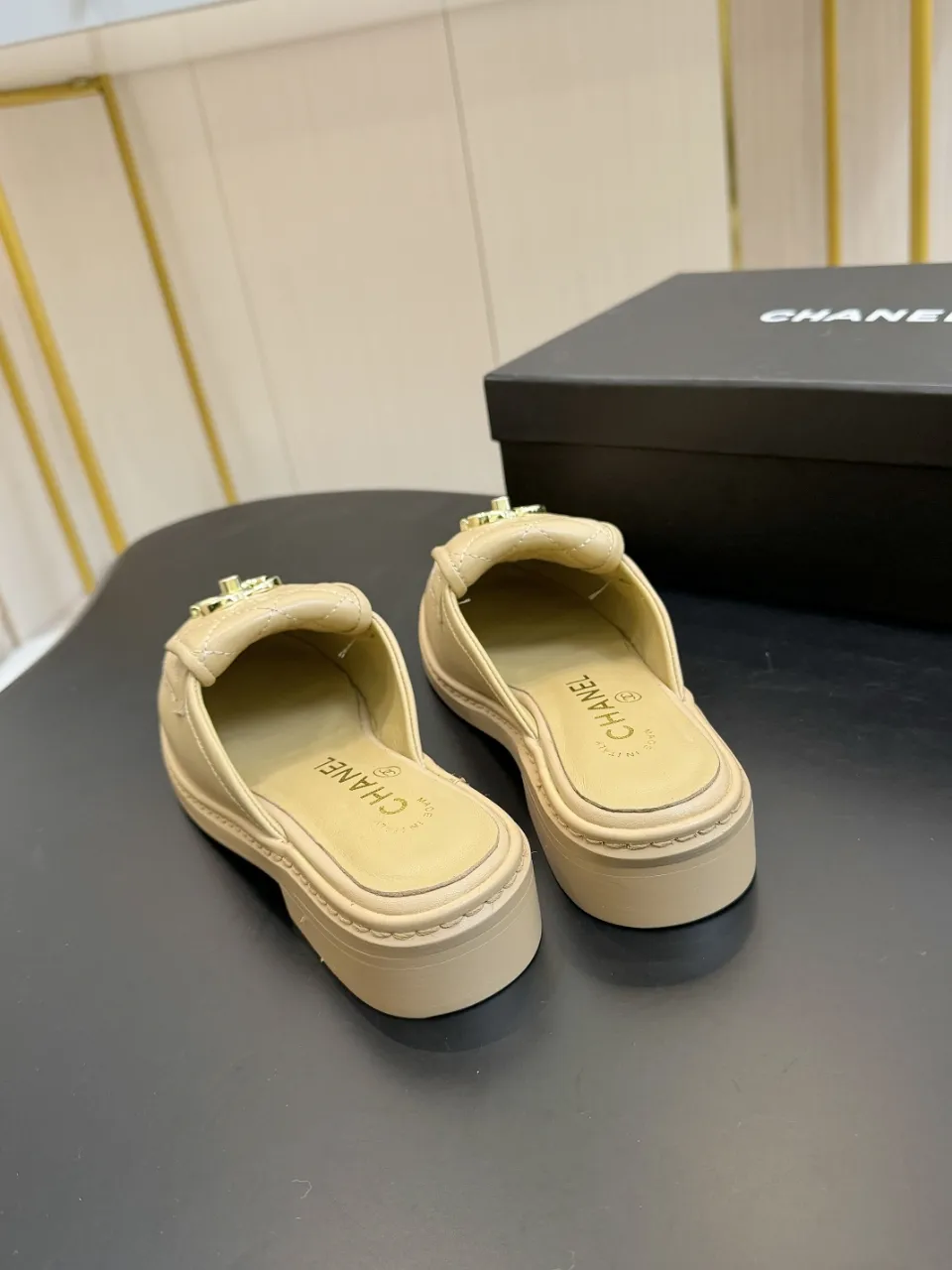 👟👟Ex-factory price 560👟👟 🔥🔥🔥Xiaoxiang official website synchronizes the high version of CHANEL 2025 Chanel top buckle exposed heel shoes, a must-have hot style for early spring, the goddess series, with the elegant and ladylike temperament of the fragrance family, super durable, irresistible, and exciting... ▪️The upper is imported sheepskin ▪️Inside imported sheep lining (same as the original) ▪️Original model opening, genuine leather outsole🇮🇹 ▪️Standard code 35- 41 42 Customized, non-returnable